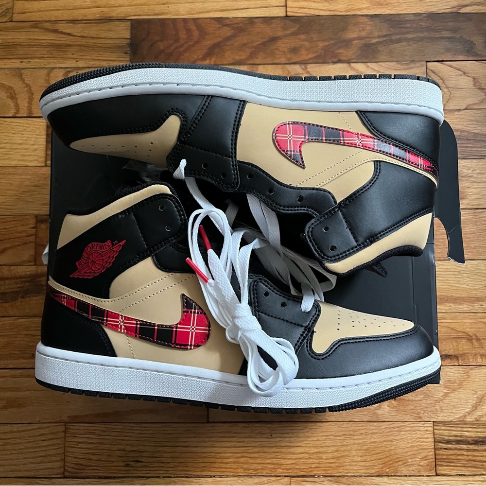 Nike Air Jordan 1 Mid SE Black and Sesame Men’s Size 11